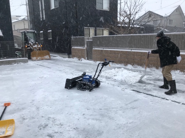 事務所の雪どけ